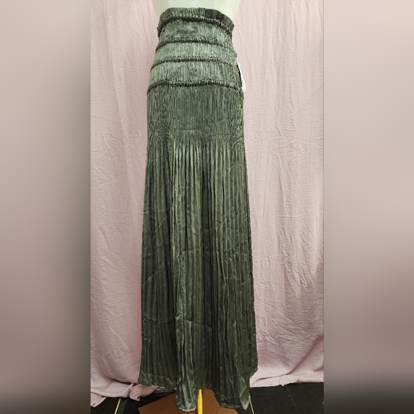 Yakira Bella Ivy Smocked Pleated Flowy Maxi Skirt- Large - Picture 2 of 6